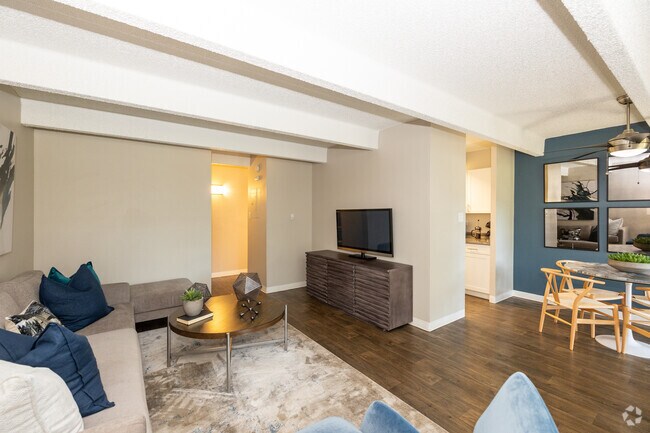 1BR, 1BA - 706SF - Living Room