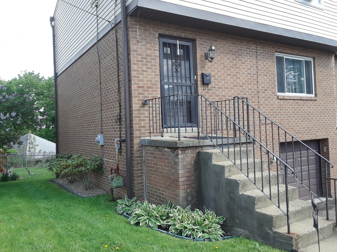 Front entrance - 335 Ridgewood Ave (Pittsburgh, PA)