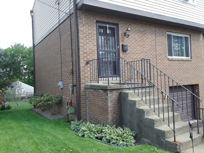 Front entrance - 335 Ridgewood Ave Townhome