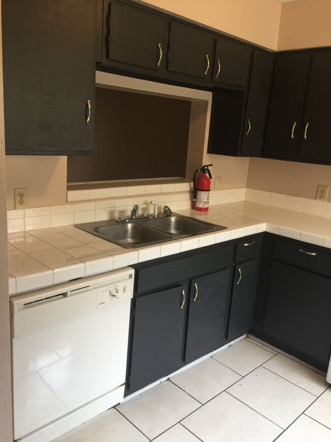 Building Photo - 2 bedroom 2 bath town home in a gated comm...