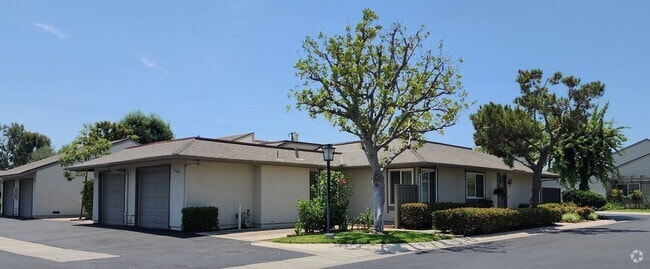 Building Photo - Rarely Available, Single-story, 2Bd 2Ba re... Rental