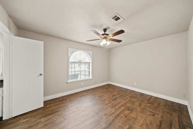 Photo - 2118 N Austin Ave