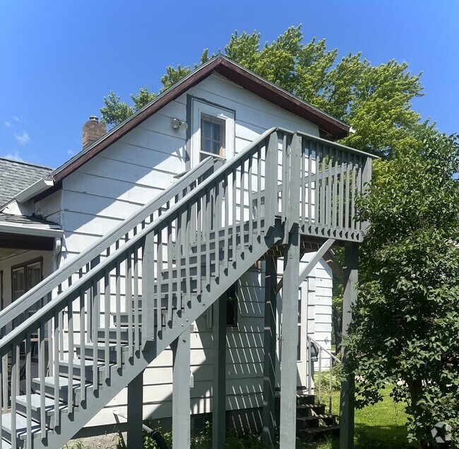 Building Photo - 829 Milwaukee St Unit Upper Rental