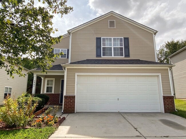 Building Photo - LOCATION IS KEY!!  4 Bedroom House in the ...