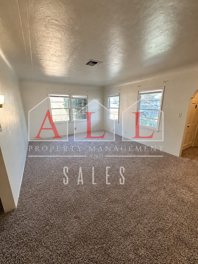 2520 La Siesta Dr