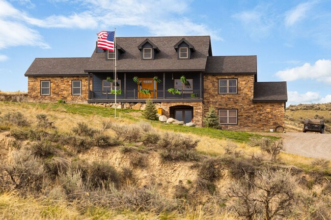 Spacious 6-bedroom, 4.5-bathroom home is i... - Spacious 6-bedroom, 4.5-bathroom home is i...