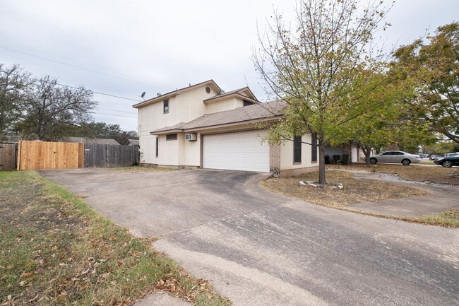 Spacious 3 Bedroom, 2.5 Bath Home w/ Priva... - Spacious 3 Bedroom, 2.5 Bath Home w/ Priva...