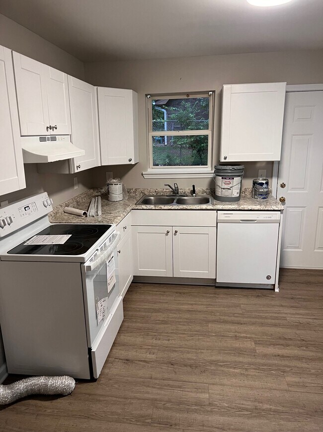 Kitchen - 1133 White Oak Dr