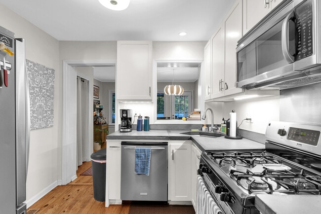 Photo - 2106 Tudor Plz