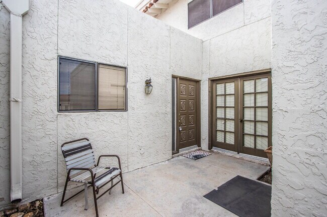Available! Beautiful fully furnished/equipped 3BR patio home.