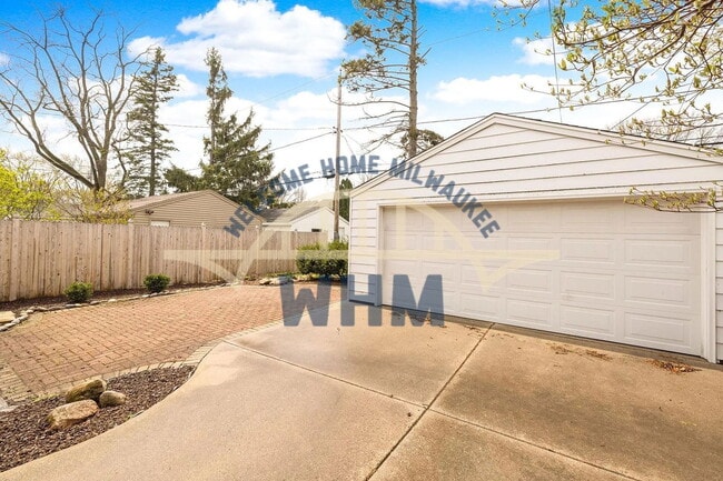 Photo - 5249 N Shoreland Ave