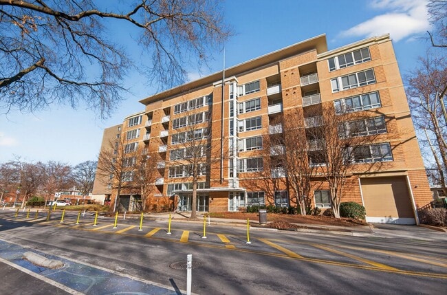 Building Photo - Spacious Studio w/ Parking Included!