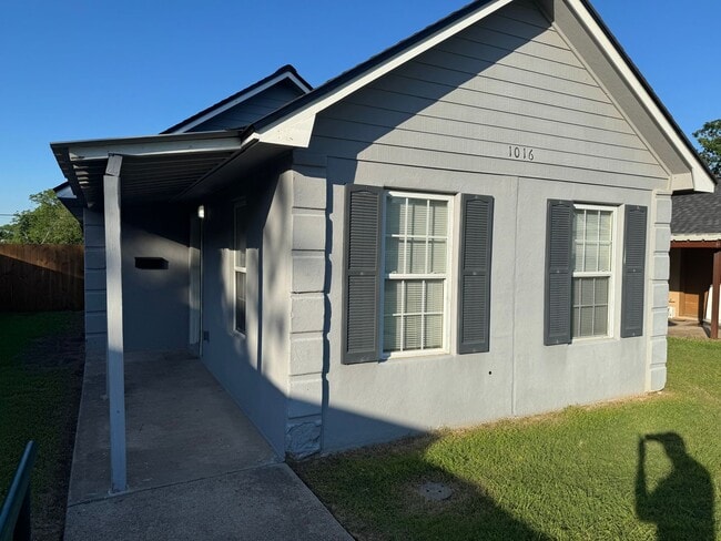 Building Photo - Updated 3 bed 1 bath