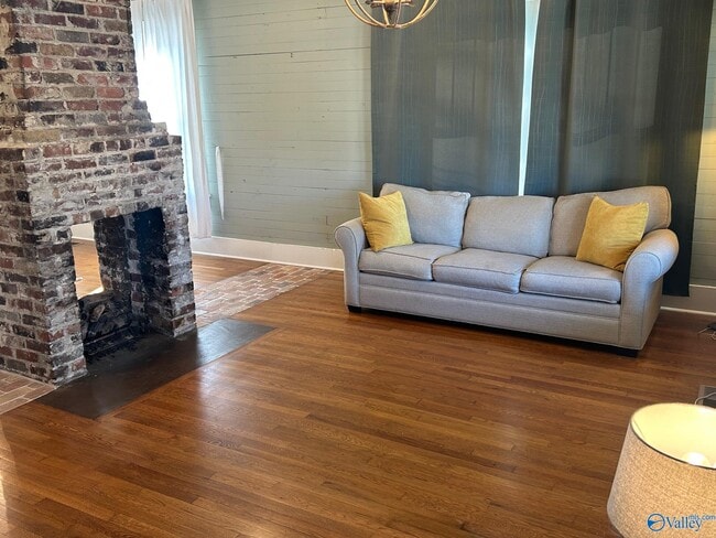 Photo - 704 Barkley St SW