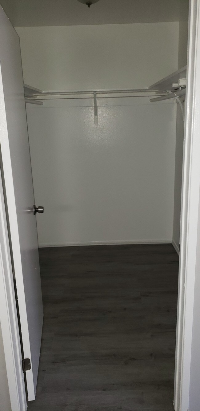 Walk-in Closet - 18526 Calvert St Unidad 6