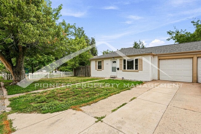 Building Photo - Updated Duplex with Fresh Paint and  Fenced Yard in Great Location!