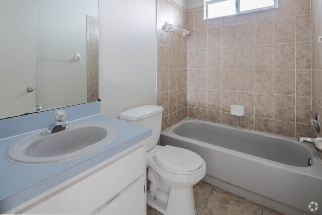 2BR, 1.5BA - 1,043SF - Bathroom