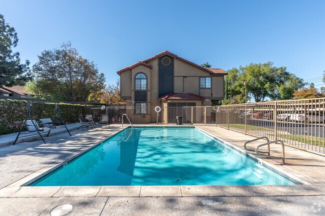 Pool - Banbury Apartments