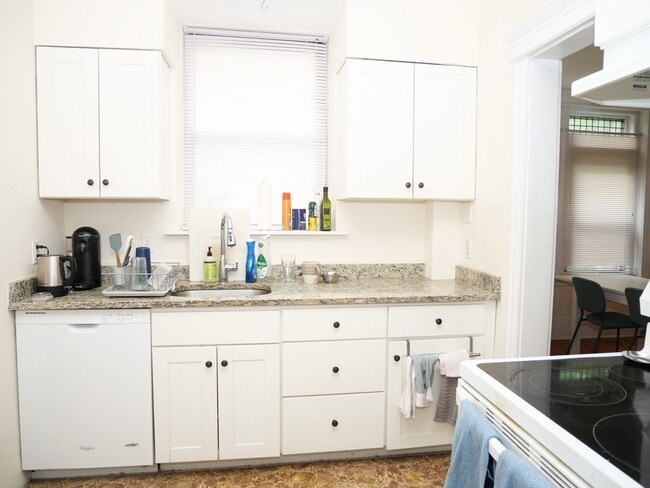 Building Photo - 231 St Paul St Unit 2