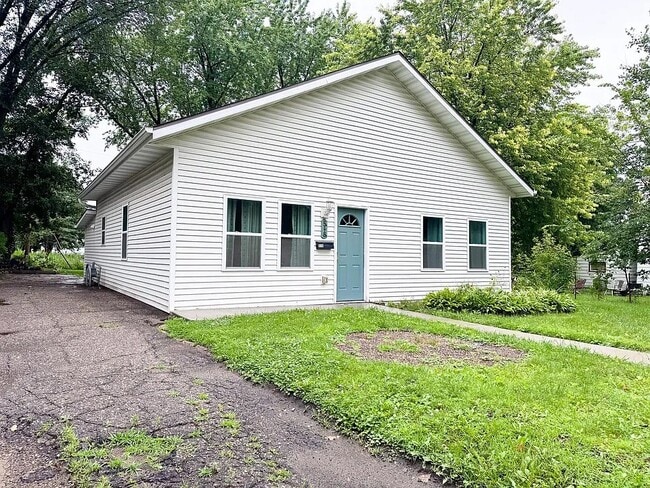 Building Photo - 518 W Maple Ave
