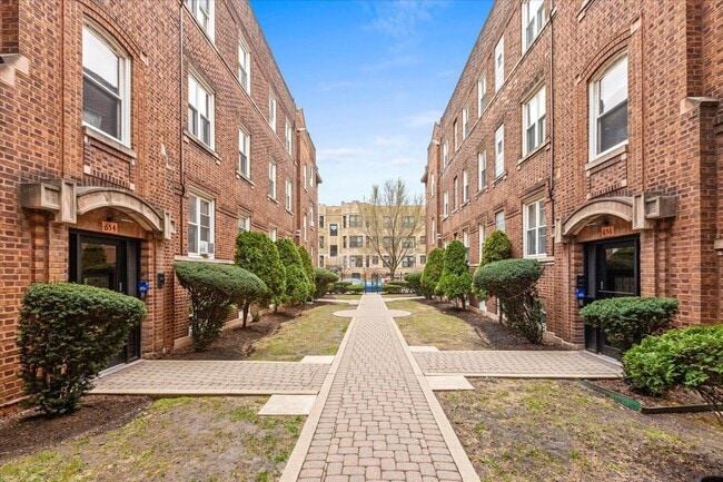 Photo - 658 W Oakdale Ave Condo Unit 3B