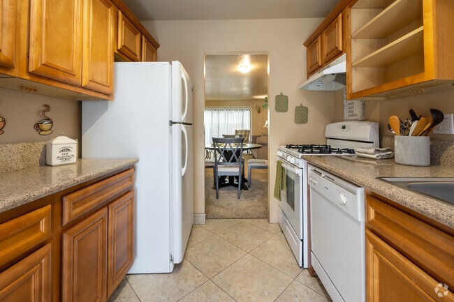 2BR, 1BA - 760SF - Kitchen