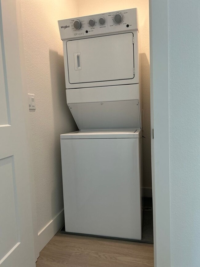 Photo - 2 Months Free Rent! 2 BED 1 BATH UPPER UNI...