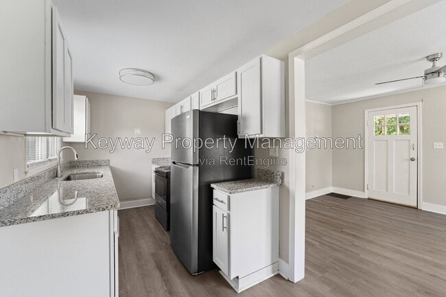 Photo - 304 Crystal Lake Dr