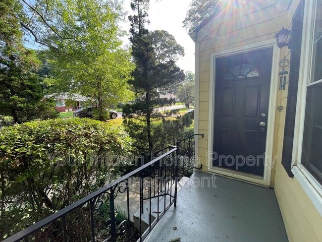 Photo - 452 Deckner Ave SW