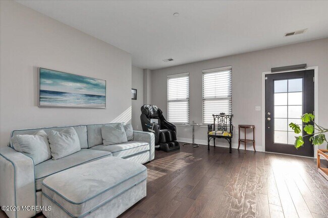 Photo - 29 Midway Rd N