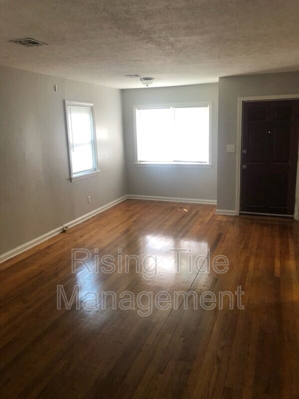 Photo - 2131 E 2nd St