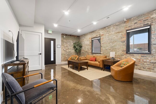 Photo - 18 Bank St Unit The Teller