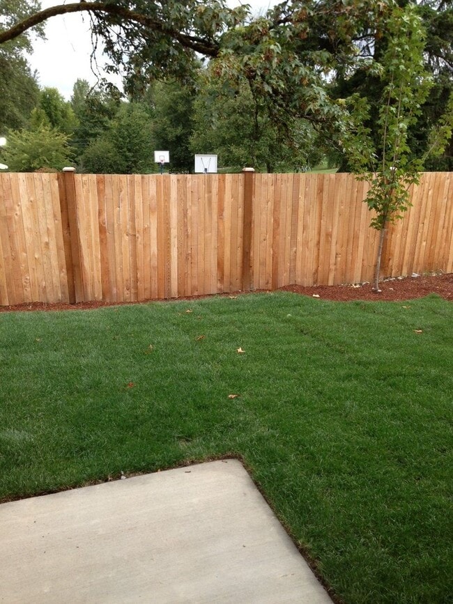 Building Photo - 3 bedroom/2.5 bathroom Townhome on Cul-de-Sac