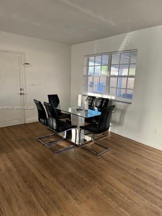 Photo - 1325 W 4th Ln