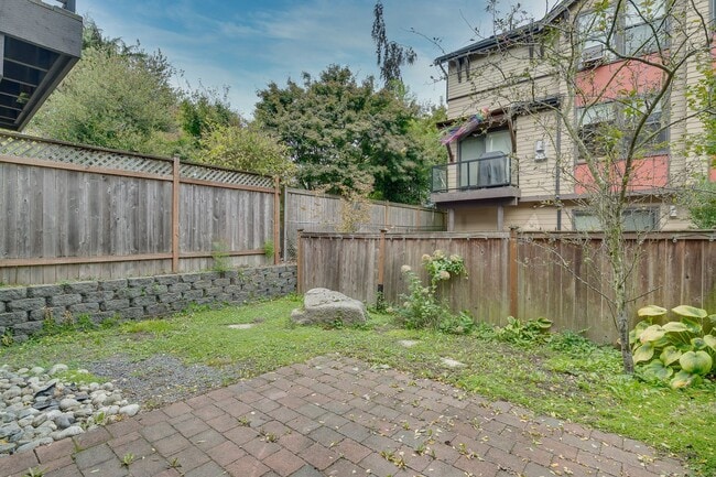 Building Photo - Bright, Modern 3 bed 2.5 Bath Townhome in ...