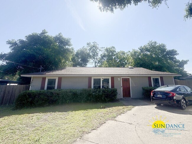 4 Bedroom - GREAT location in the center o... - 4 Bedroom - GREAT location in the center o... House