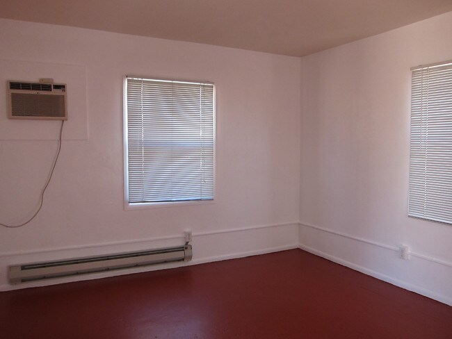 Living Room - 1103 E Adams St