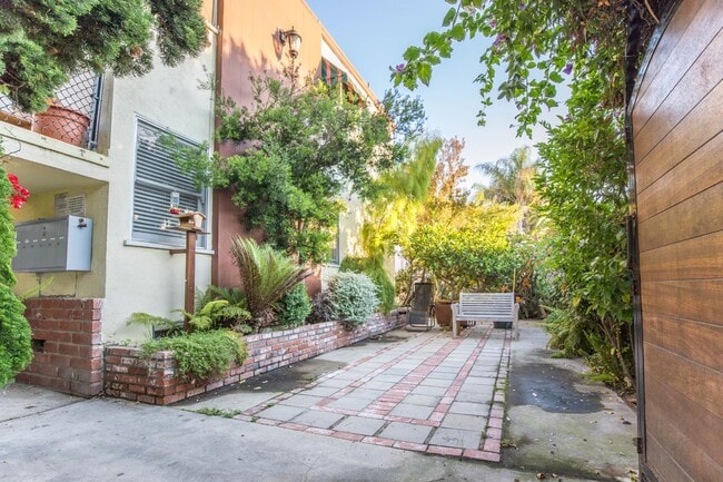 Building Photo - 25 19th Ave Unit E