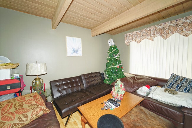 Photo - 389 Meadow Green Ln