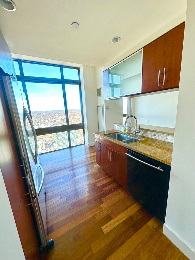 Photo - 175 Huguenot St