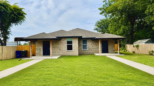 Building Photo - Move-In Ready 2-Bed Duplex – Bright, Modern, and Perfect for Pets!