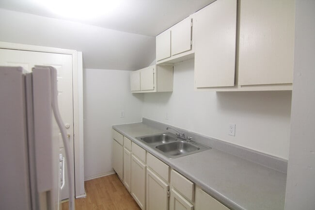 Building Photo - 412 Union St Unit 2