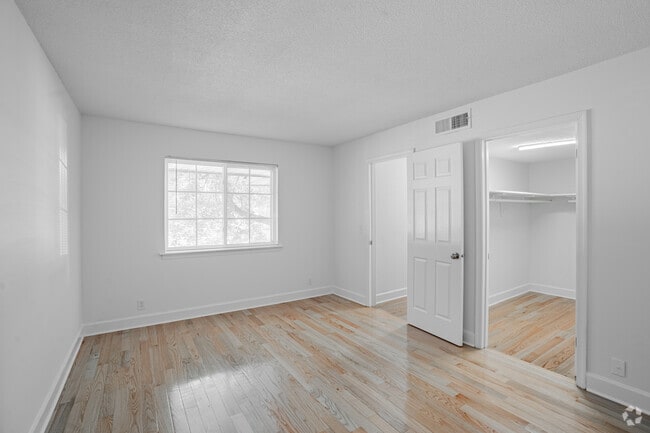 1BR, 1BA - 870SF - Primary Bedroom