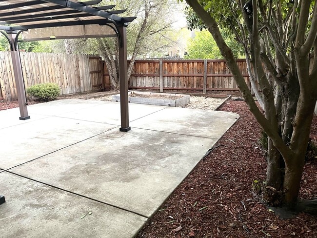 Photo - Spacious 3 Bedroom Townhouse for Rent in L...