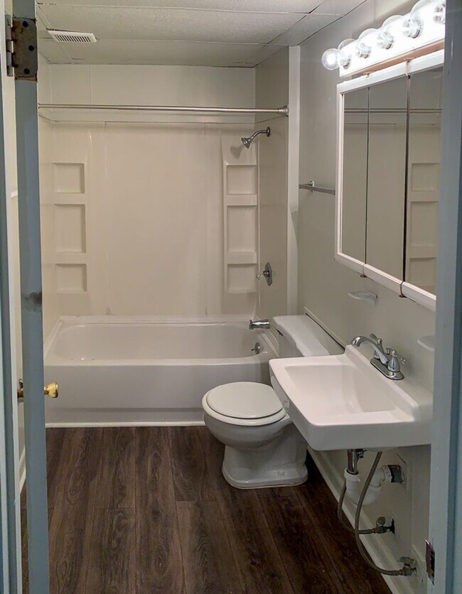 Photo - 4/2 House - Walking Distance to UF Law Sch...