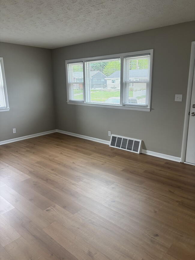 Photo - 467 Lynn Dr