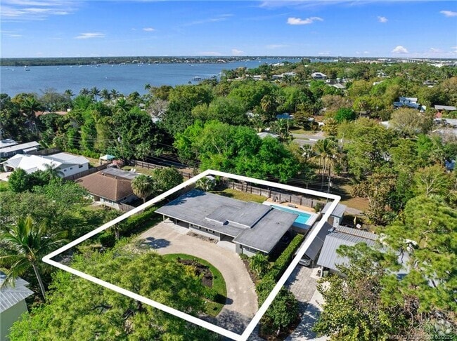 Building Photo - 530 S Manor Dr Rental