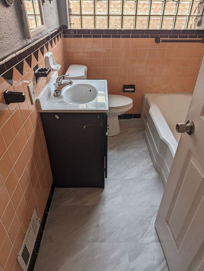 Beautiful Home, Large Rooms, Bonus Rooms, Rental For Rent in St. Louis, MO