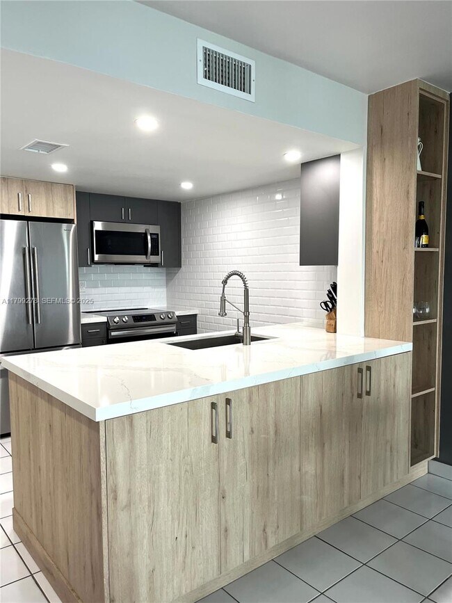 Photo - 6801 Harding Ave Unidad 323