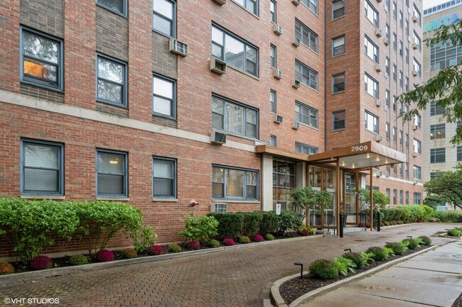 Building Photo - 2909 N Sheridan Rd Unit 512